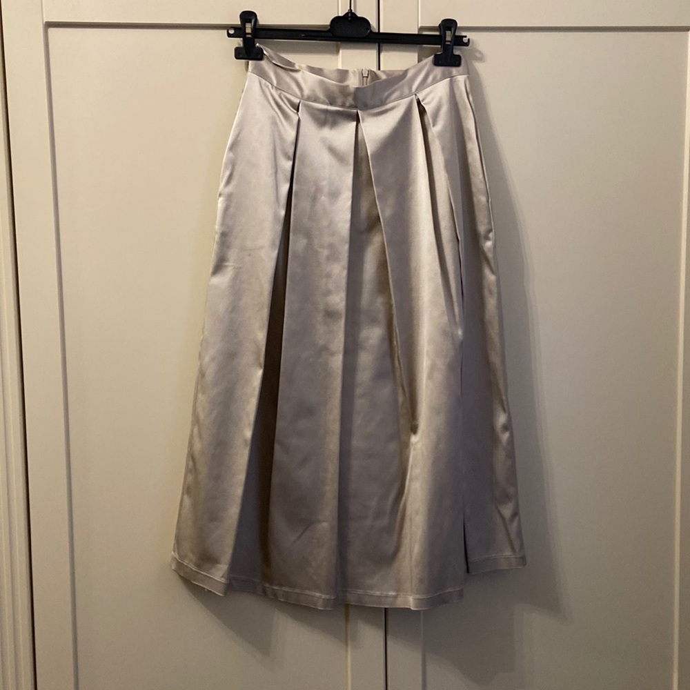 Italian-made pleated skirt in a gold tone